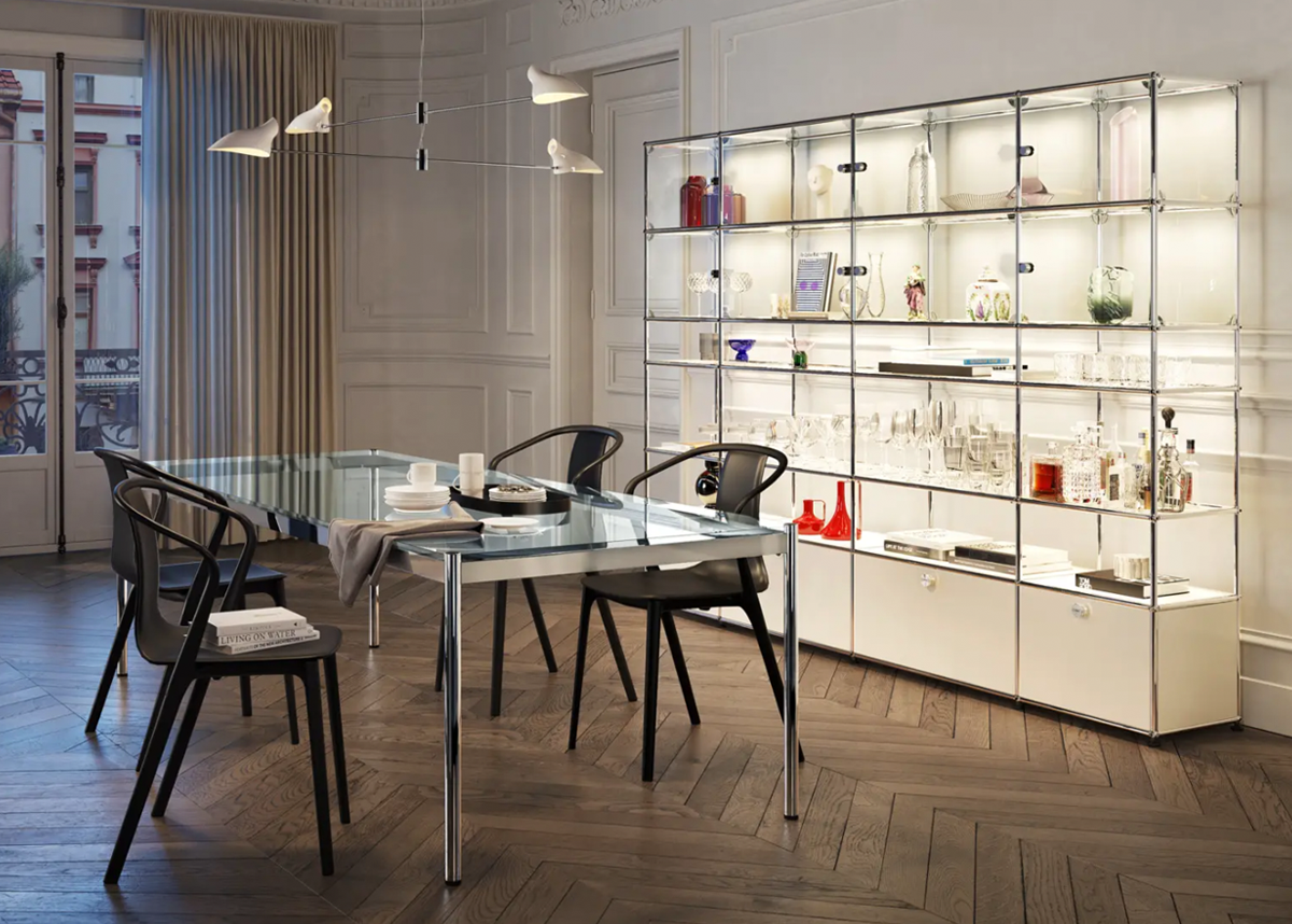 USM Haller Tisch und Regal mit beleuchteter Vitrine in Weiß