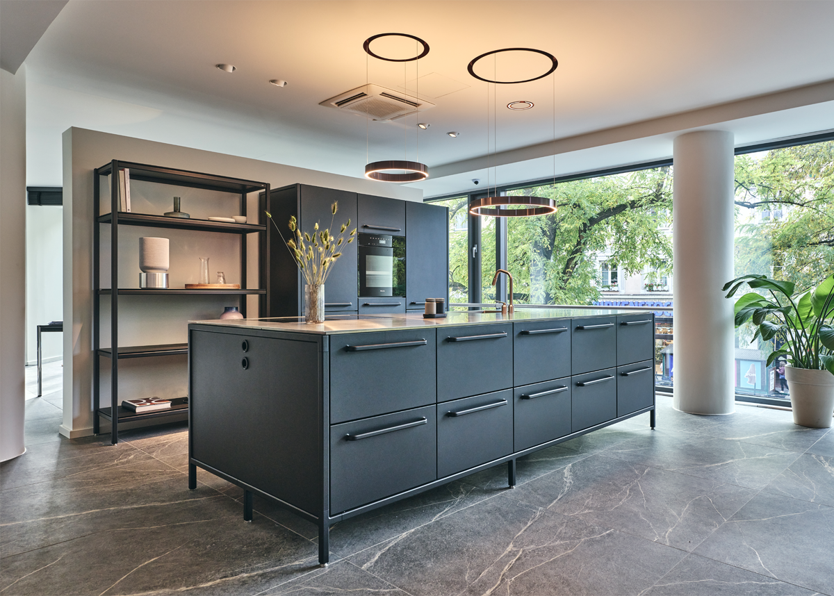 Küche V1 von Vipp und Mito Leuchten von Occhio im Bang und Olufsen Studio München