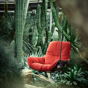 Sengfelder 3-freifrau-Leya-Swing-Seat-Tropical-House-Hamburg-stoff-rot.webp