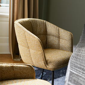 Sengfelder 7-Freifrau-Marla-Armchair-High-Stuhl-stoff-senf.webp