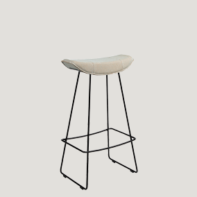 Sengfelder 11-Freifrau-Kya-Barstool-Barhocker-gestell-schwarz-sitz-stoff-hell.webp