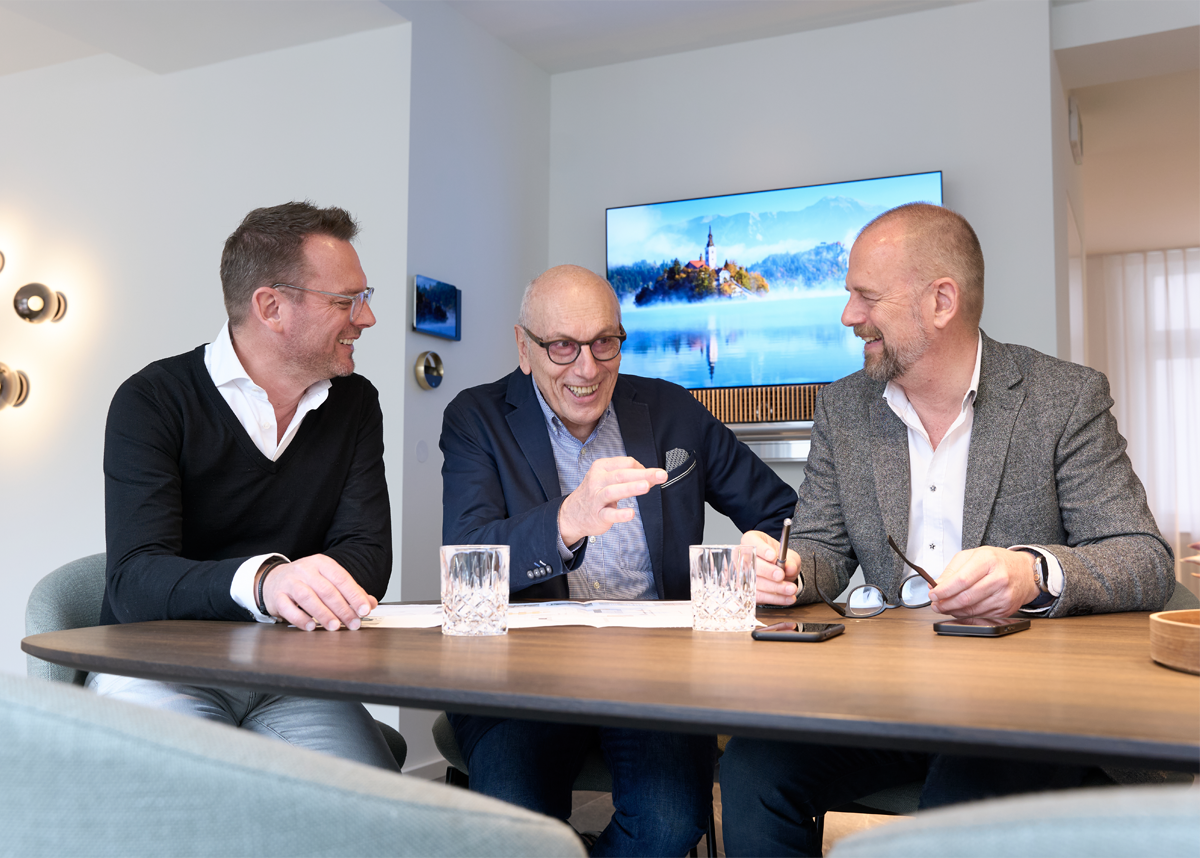 Horst Sengfelder spricht mit Christian und Manfred Klöser im Bang und Olufsen Studio München