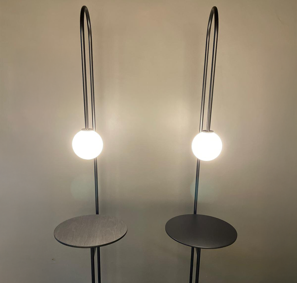 Sengfelder Living Divani - Stehleuchte Light with a Table