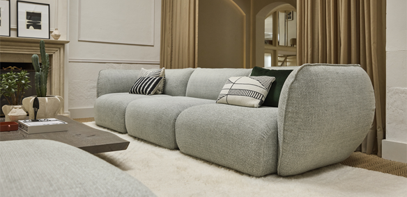 Sengfelder 12-Freifrau-Mia-modulares-Sofa-Mood-Postamt-stoff-hellgrau.webp