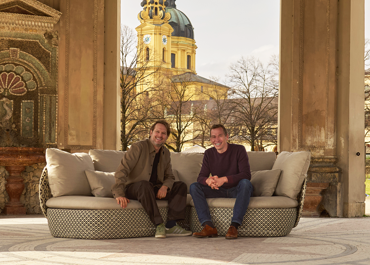 Sebastian Herkner und Dominik Sengfelder unterhalten sich auf der Lounge MDear von Dedon