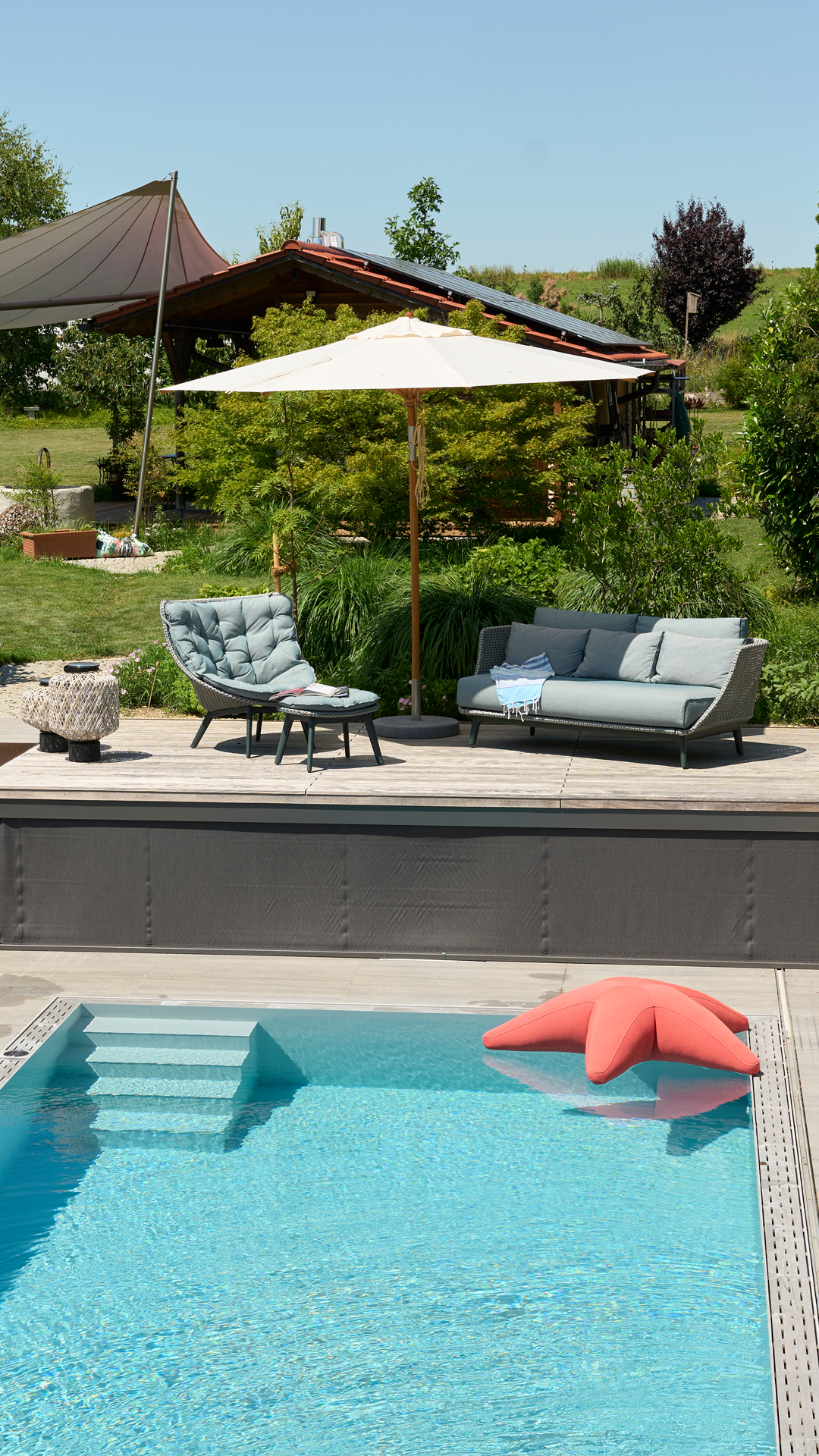 Terrasse mit The Others Leuchten, Sessel MBrace Alu mit Hocker und Sofa MBarq von Dedon, Sonnenschirm von Weishäupl