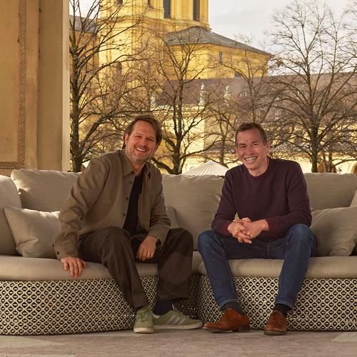 Designer Sebastian Herkner und Dominik Sengfelder sitzen auf MDear von Dedon